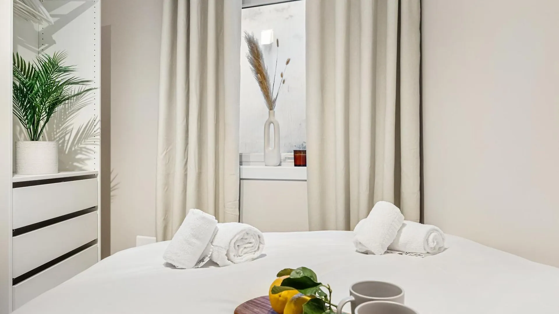 King Bed - Renovated 2024 - 2Br Behind Bryggen Apartment Bergen